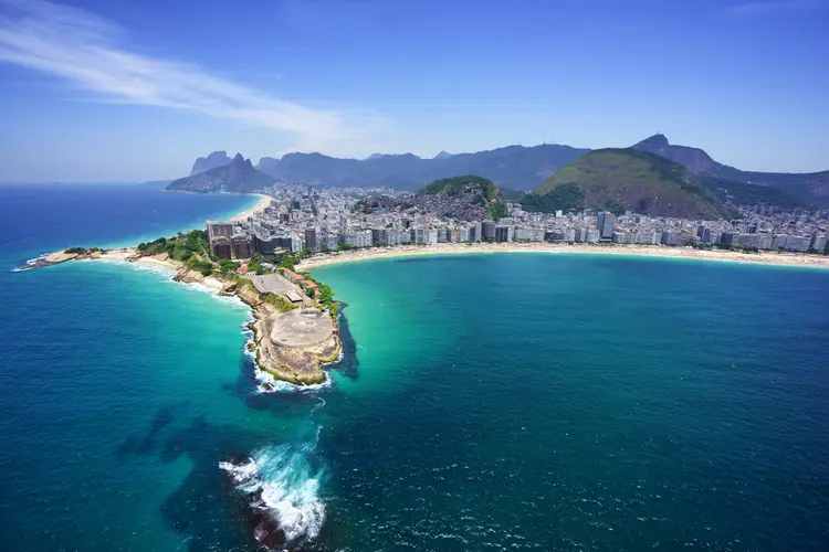 Vista aérea das praias de Copacabana e Ipanema, no Rio: pacote para a cidade custa a partir dr 630 reais (Shipsony/Thinkstock)