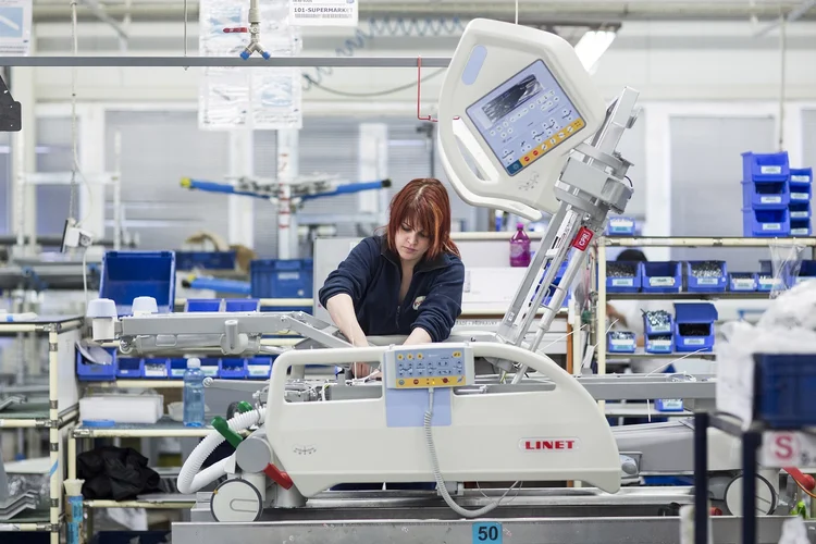 TRABALHADORA NA FABRICANTE DE CAMAS HOSPITALARES LINET: 30 robôs passaram a fazer o trabalho de 200 homens  / Milan Bures/ The New York Times