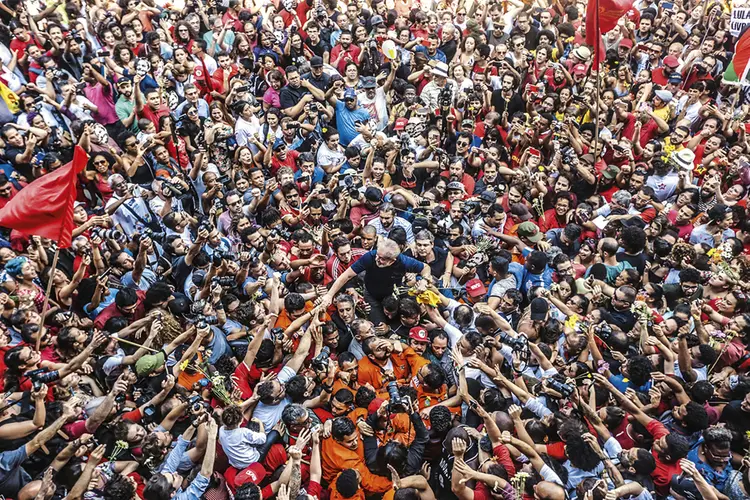 Lula, no dia de sua prisão: petista tem o cenário mais favorável entre nove pesquisados (Paulo Pinto/Fotos Públicas)