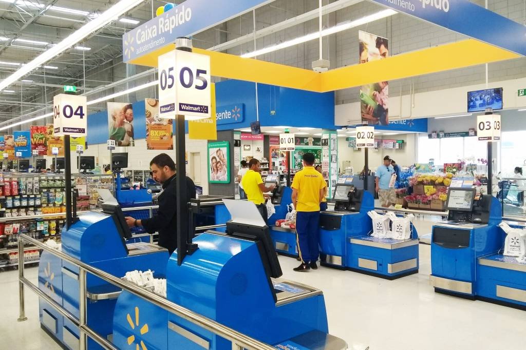 Em teste, Walmart elimina caixas em loja para reduzir interações