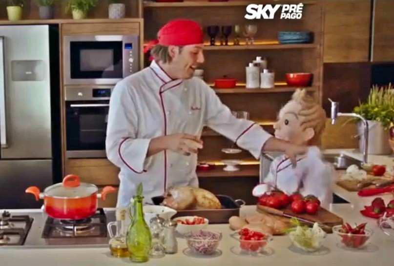Fábio Porchat ganha programa culinário em nova campanha da Sky