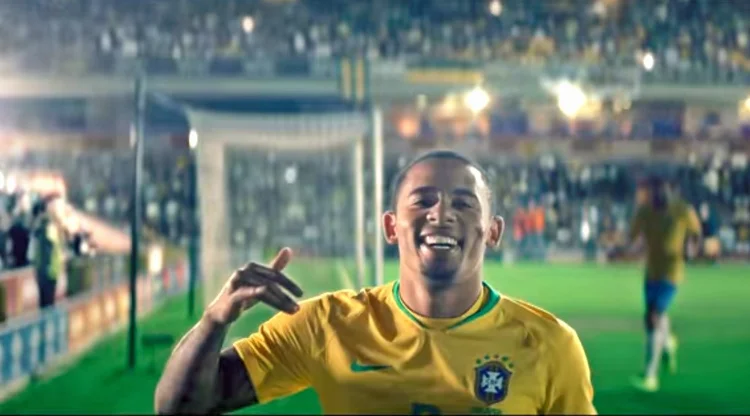 Gabriel Jesus: campanha para a Vivo ao lado da mãe (Vivo/Divulgação)