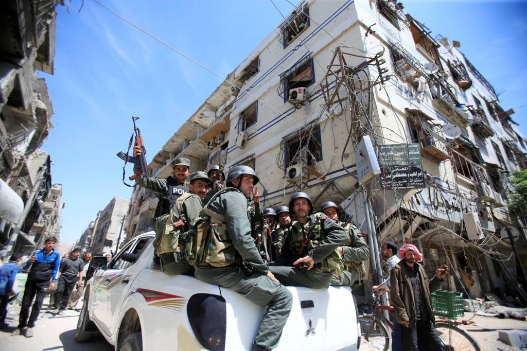 Após violento bombardeio, insurgentes próximos de Damasco se entregam