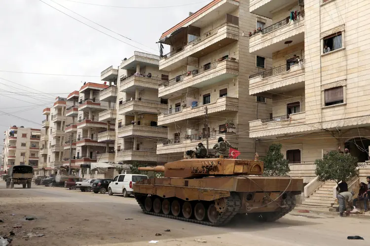 Ocupação militar: Observatório destacou que as famílias de Afrin são acossadas pelos soldados turcos e as facções insurgentes sírias (Khalil Ashawi/Reuters)