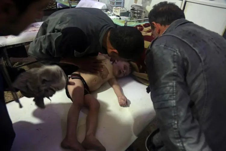 Síria: um suposto ataque químico contra civis é investigado pelas entidades e países (White Helmets/Reuters)