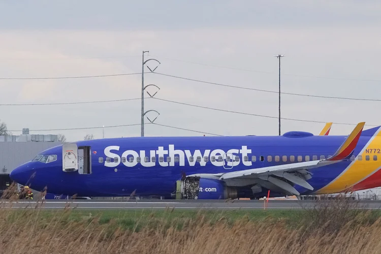 Southwest: o Boeing 737-700 tinha como destino Dallas, mas fez pouso de emergência na Filadélfia (Mark Makela/Reuters)