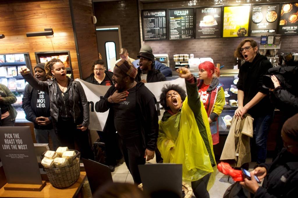 Starbucks é acusada de discriminação racial nos EUA