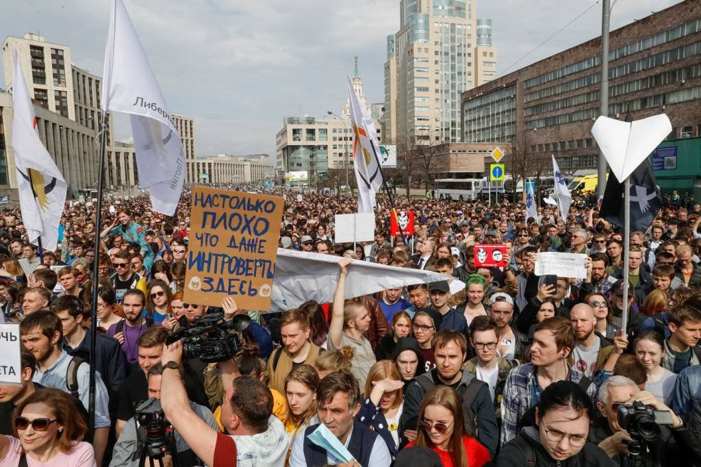 Milhares de russos protestam contra bloqueio do Telegram