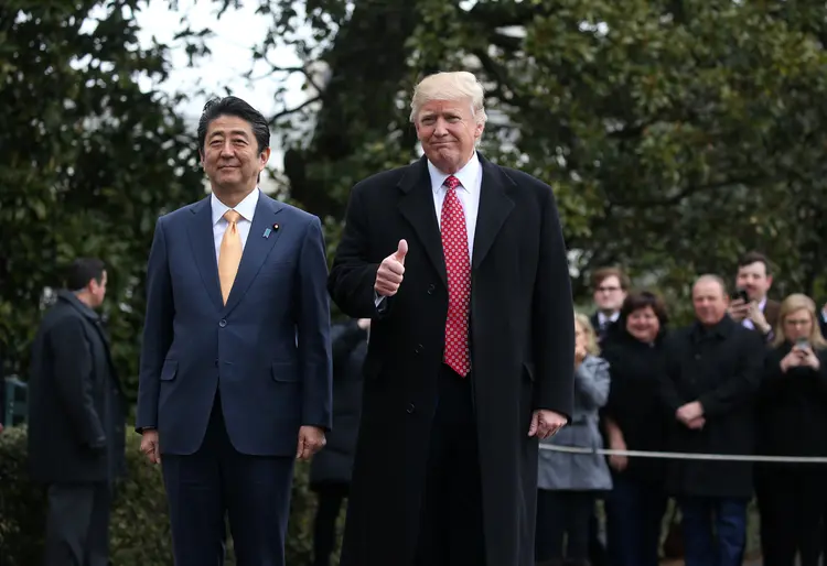 Abe e Trump: a primeira visita que Trump recebeu de um líder estrangeiro, os dois jogaram golf e discutiram, principalmente, a Coreia do Norte