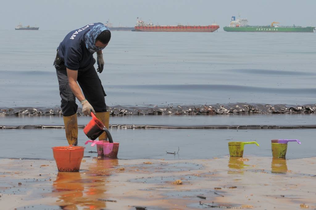 Cinco morrem após vazamento de óleo em porto da Indonésia