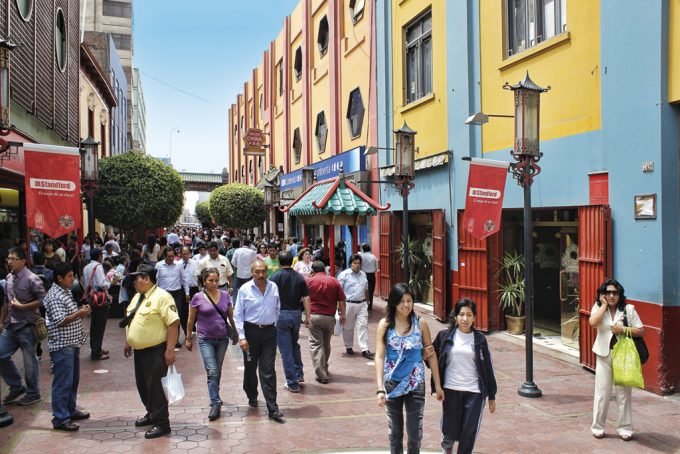 Pedestres em Lima, no Peru: a baixa produtividade e a ineficiência dos investimentos na América Latina são responsáveis pelo PIB per capita baixo| Reiner Elsen/ Keystone/ Agb Photo
