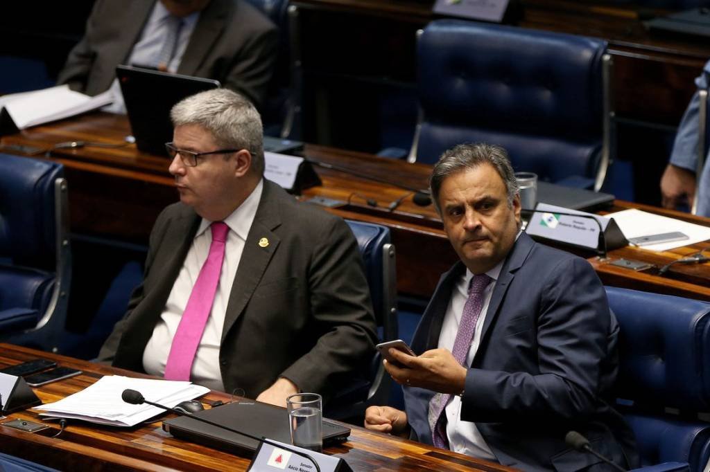 Pré-candidato ao governo de MG, o senador Antonio Anastasia (PSDB) disse que o senador Aécio Neves, seu padrinho político, vai ouvir o partido antes de decidir sua candidatura (Wilson Dias/Agência Brasil)
