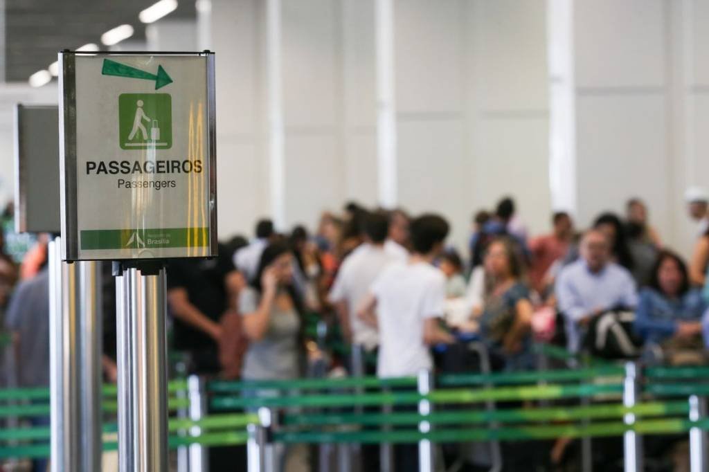 Centenas de passageiros se aglomeram em filas no aeroporto de Brasília