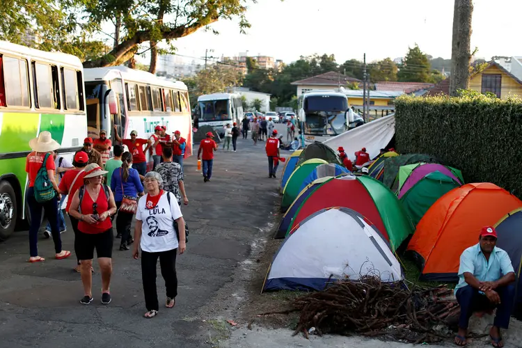 Imagem de arquivo do acampamento de Lula: Vigília pede doações para conseguir se manter em frente à PF de Curitiba (Rodolfo Buhrer/Reuters)