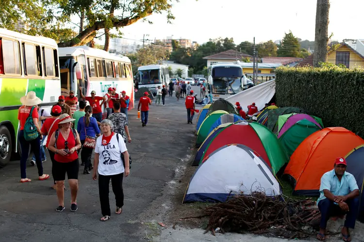 Acampamento em abril: moradores ainda reclamam da mudança de rotina no bairro (Rodolfo Buhrer/Reuters)