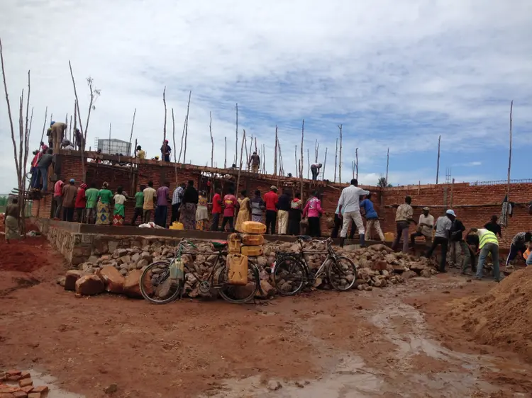 Refugiados de Burundi montam prédio no campo de Mahama, em Ruanda. O edifício será usado como oficina e restaurante, patrocinado pela organização de caridade Madison Shalom. Foto de 5 de abril de 2018. (Adaobi Tricia/Reuters)