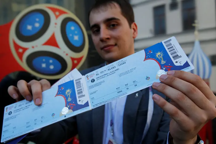 Homem segurando ingressos para a Copa do Mundo 2018: valor é US$ 500 milhões acima do que a Fifa faturou em 2014 no Brasil (Sergei Karpukhin/Reuters)