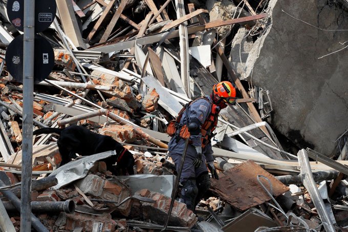 Bombeiros alcançam o segundo subsolo de prédio que desabou no centro de SP