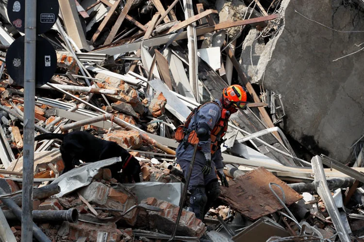 Desabamento: esquipes estão usando equipamentos específicos para fazer varreduras no interior da montanha de escombros (Leonardo Benassatto/Reuters)