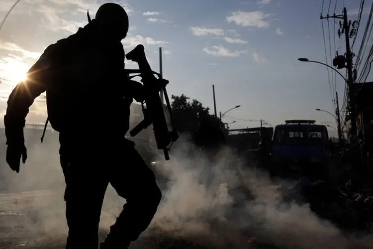 Cidade de Deus: PM continua hoje (4) a operação na Cidade de Deus para prender suspeitos de matar o capitão da PM Stefan Cruz Contreiras ontem (Ricardo Moraes/Reuters)