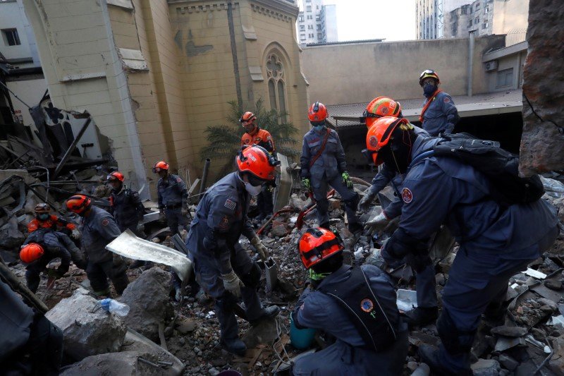 Trabalho dos bombeiros em prédio que desabou deve terminar neste domingo