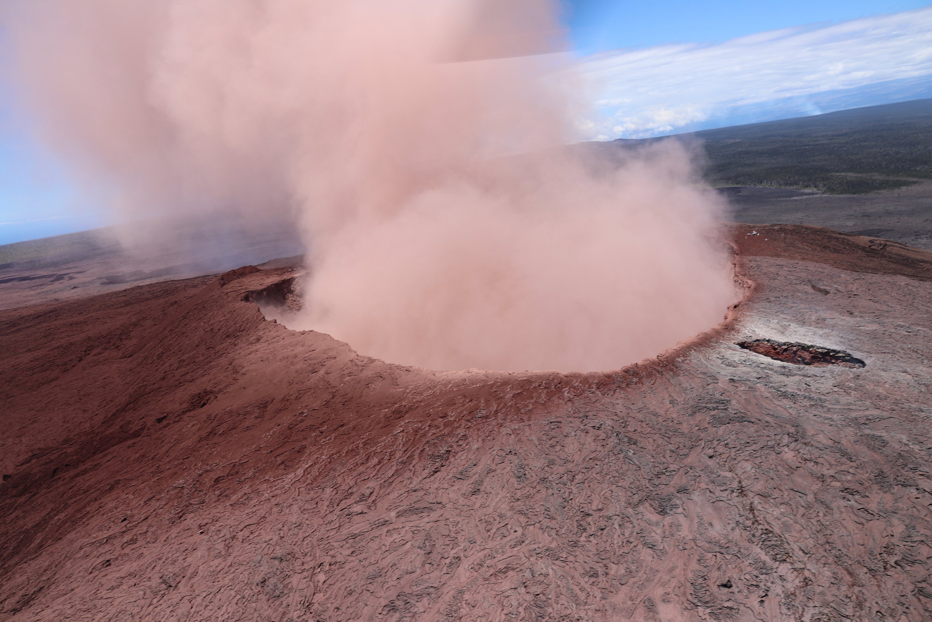 Terremoto de magnitude 5,8 sacode área de vulcão havaiano em erupção