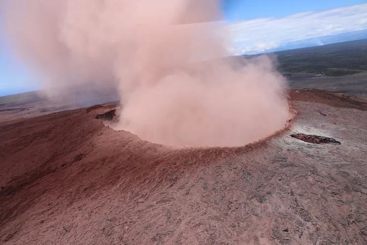 Vulcão Kilauea: grande coluna de cinzas de cor rosada se elevou sobre o Kilauea (USGS/Handout/Reuters)