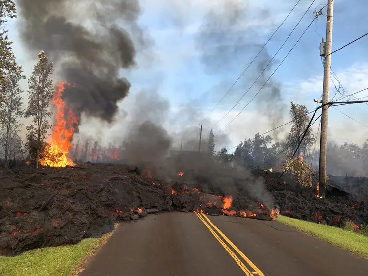 Vulcão Kilauea: equipes de emergência do Havaí alertaram alguns moradores a "partirem já" depois que uma nova fissura se abriu no solo e mais estruturas foram destruídas (Jeremiah Osuna/Reuters)