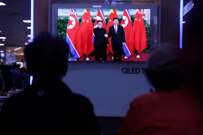 Líder da Coreia do Norte visita China e debate desnuclearização