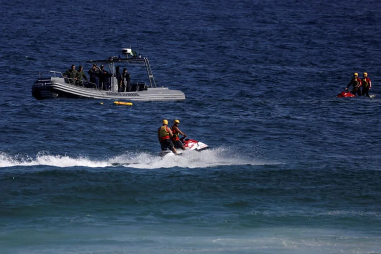 Rio de Janeiro: Corpo de Bombeiros informou que os quatro ocupantes do helicóptero foram resgatados do mar com vida (Ricardo Moraes/Reuters)