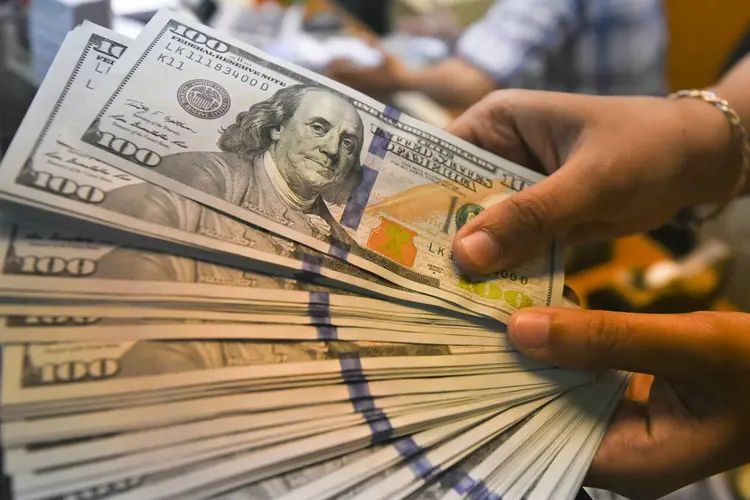 O dólar operava em baixa ante o real nesta quarta-feira (Hafidz Mubarak/Reuters)