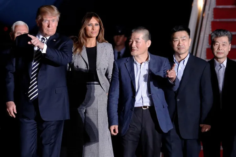 Trump: presidente norte-americano recebeu três ex-prisioneiros norte-americanos em uma base militar próxima de Washington nesta quinta-feira (Jonathan Ernst/Reuters)