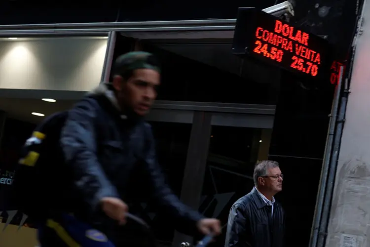 Argentina: BC argentino informou que decidiu realizar mudanças no mercado cambial vigente (Martin Acosta/Reuters)