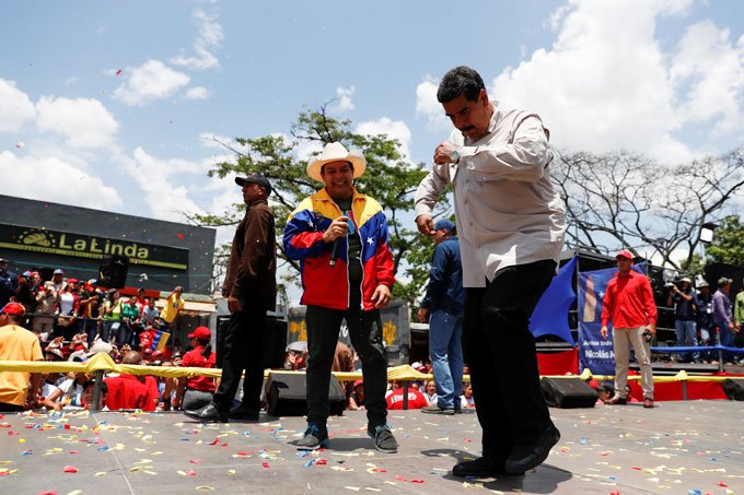 Maduro se arrisca como dançarino e cantor para animar campanha