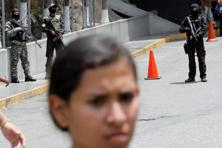 Prisão na Venezuela: aas redondezas de El Helicoide, familiares dos reclusos asseguraram nesta quinta-feira que não tinham podido comunicar-se com eles (Carlos Jasso/Reuters)