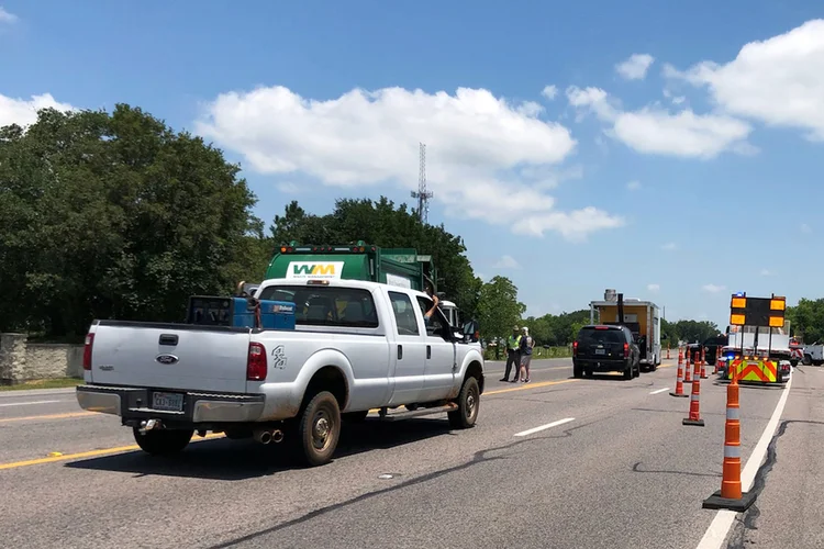 Polícia bloqueia rua para a Santa Fe High School, no Texas: adolescente foi acusado de homicídio e está detido sem direito a fiança (Trish Badger/Reuters)