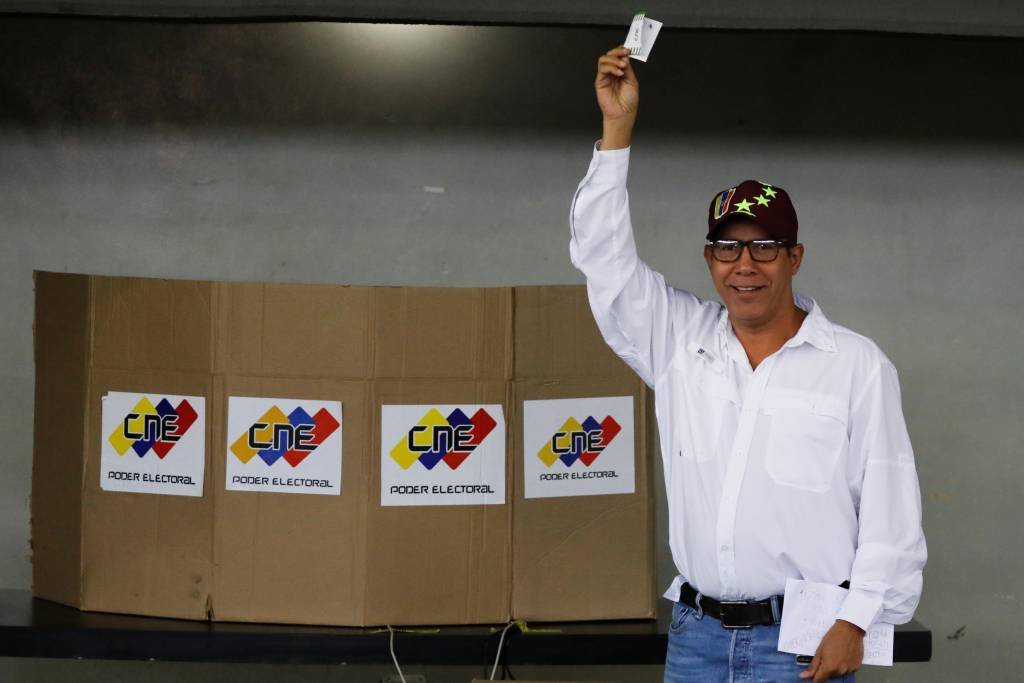Opositor de Maduro vota e denuncia 350 violações às regras eleitorais