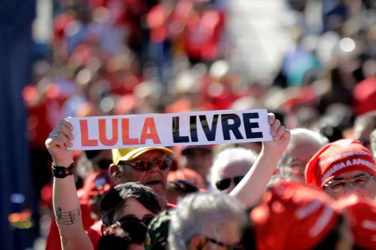 Apoiadores do ex-presidente Luiz Inácio Lula da Silva  (Paulo Whitaker/Reuters)