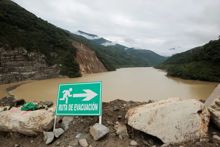 Colômbia: mais de 25.000 pessoas foram evacuadas diante do risco de cheia do rio que abastece a hidrelétrica em construção no noroeste do país (Fredy Builes/Reuters)