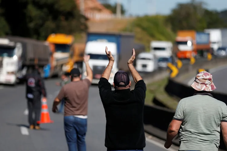 Protestos: manifestantes dizem que que continuarão parados até que as reivindicações sejam atendidas (Rodolfo Buhrer/Reuters)