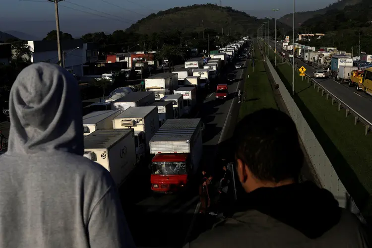 Caminhoneiros: proprietários dos veículos estacionados em local proibido deverão ser alertados de que caminhão poderá ser apreendido (Ricardo Moraes/Reuters)