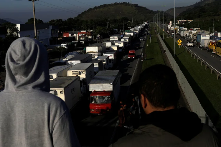 Paralisação: Caminhoneiros fazem greve contra a alta no preço dos combustíveis. (Ricardo Moraes/Reuters)