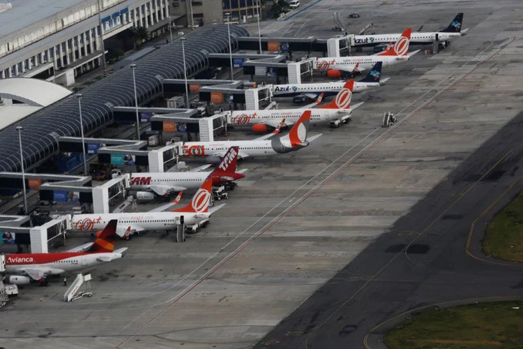 Dos 54 aeroportos do país administrados pela Infraero, oito ainda sofrem com a falta de combustível nesta quarta-feira (30) (Nacho Doce/Reuters)