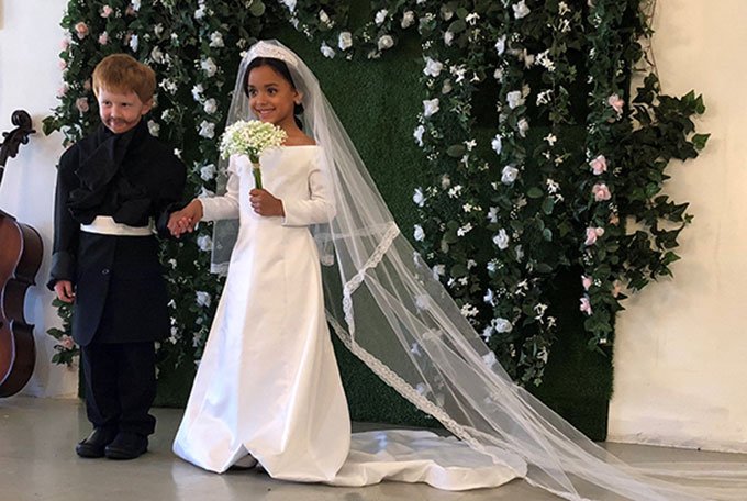 Fotógrafa recria cenas do casamento real com crianças