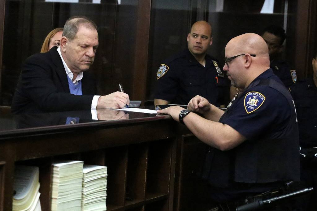 Justiça decreta fiança de US$ 1 mi para liberdade condicional de Weinstein