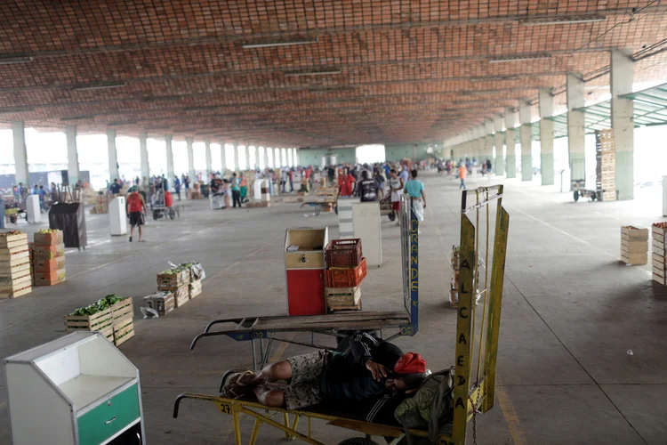 A maioria dos caminhões de hortifrutigranjeiros vieram da região serrana do Rio e foram escoltados por militares até Ceasa (Ricardo Moraes/Reuters)