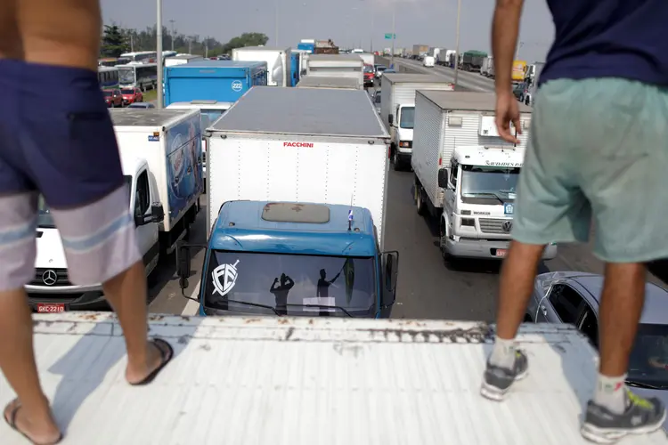 Caminhoneiros: ressaca gerada pela paralisação dos caminhoneiros nem acabou e uma parte dos motoristas tenta retomar a paralisação (Ricardo Moraes/Reuters)