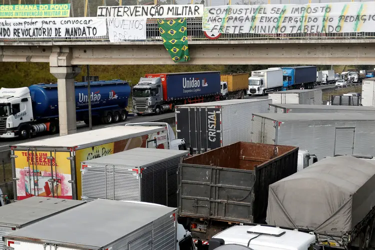 Caminhoneiros: apesar do acordo firmado entre o governo e as lideranças da categoria, era possível ver caminhões estacionados em pontos estratégicos dos acostamentos de diversas rodovias (Leonardo Benassatto/Reuters)