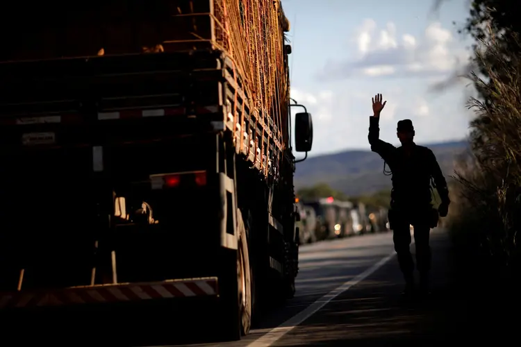 Greve: caminhoneiros continuam nesta segunda-feira, pelo 8º dia, uma paralisação que tem provocado desabastecimento e impactado a economia brasileira (Ueslei Marcelino/Reuters)