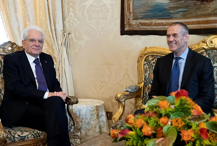 Presidente italiano, Sergio Mattarella e o primeiro ministro italiano e ex-dirigente do FMI, Carlo Cottarelli (Italian Presidential Press Office//Reuters)